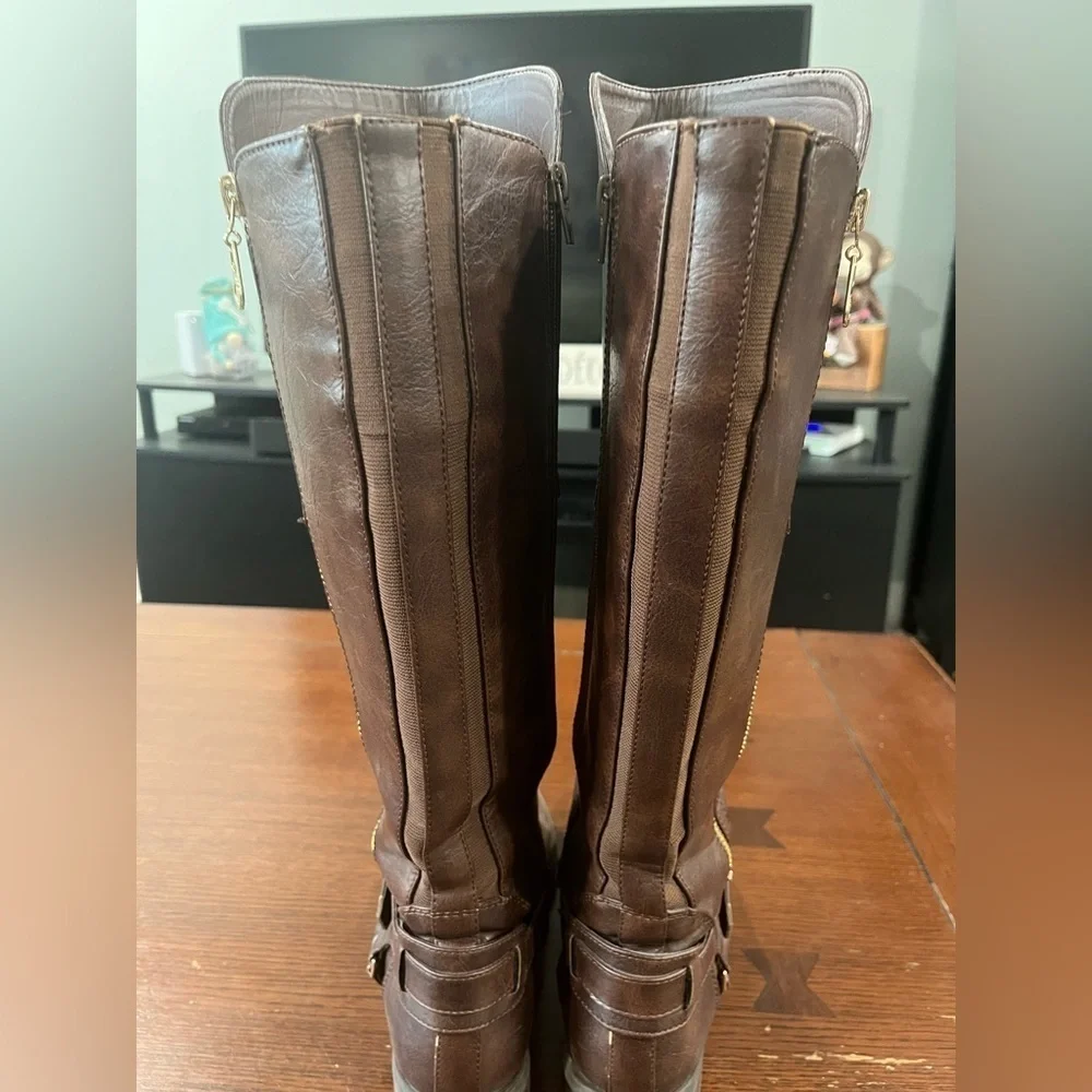 👢 G by GUESS Harson Tall Riding Boots Buckle Detail Brown, size 8 - Picture 8 of 14
